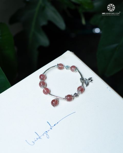 Lắc Tay Thạch Anh Dâu  8mm Charm Bạc 01