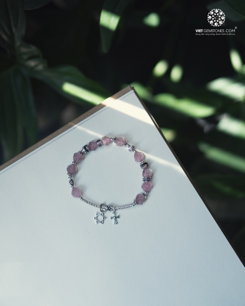 Lắc Tay Mân Côi Thạch Anh Dâu Cắt Giác Charm Bạc