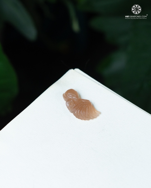 Mặt dây chuyền Hồ Ly đá Mặt Trời Đỏ ôm hoa Mẫu Đơn