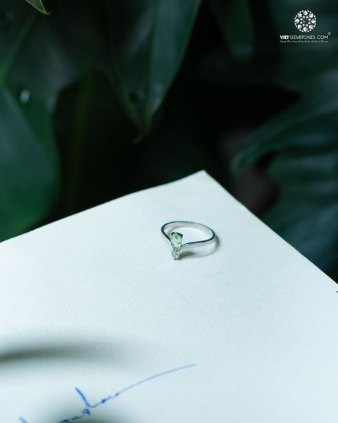 Nhẫn Tourmaline Xanh Lục Kiểu Vương Miện
