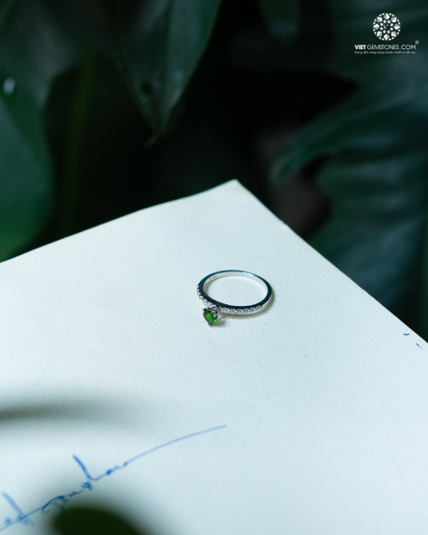 Nhẫn bạc trái tim đá Diopside cắt facet