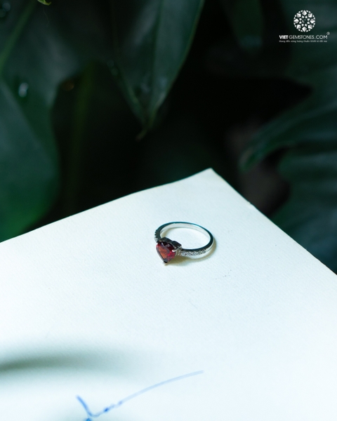 Nhẫn Bạc Trái Tim Facet Ngọc Hồng Lựu - Bạc 950