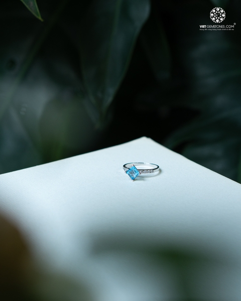 Nhẫn Bạc Topaz Khung Bạc Mảnh Đính Đá