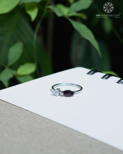 Nhẫn Bạc Ngọc Hồng Lựu - Garnet Bạc 950 Xi Bạch Kim