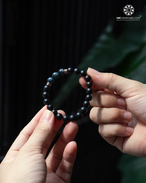 Vòng tay đá Obsidian phối Mắt Hổ Xanh charm bạc