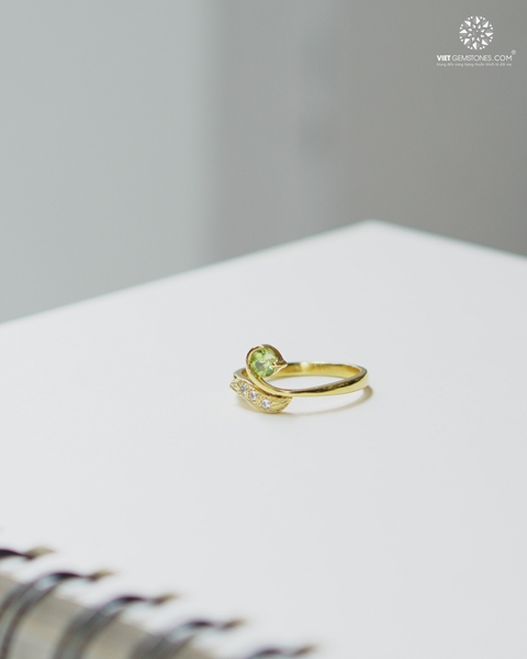 Nhẫn Peridot Đính Đá Bạc Xi Vàng 02