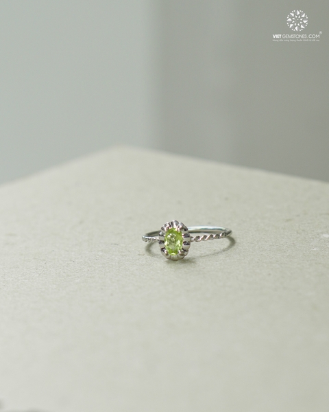 Nhẫn Đá Peridot Bạc 950 Phủ Bạch Kim 02