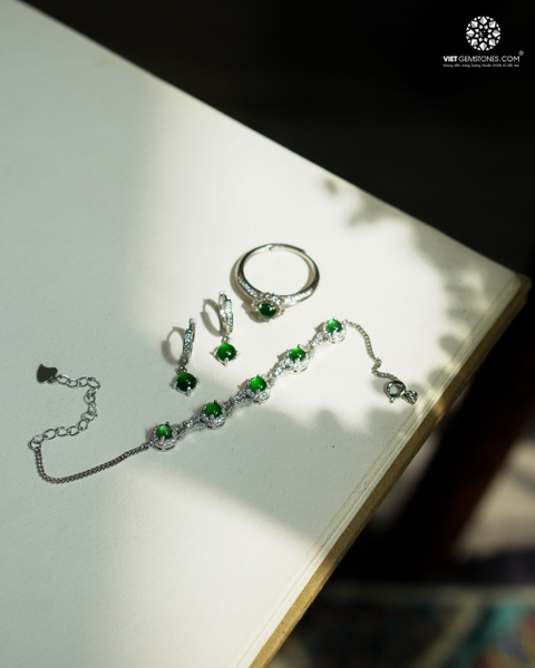 Lắc Tay Phỉ Thuý Viền Bạc Đính Đá