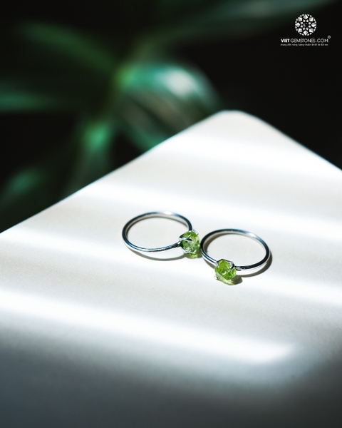 Nhẫn bạc tinh thể thô Peridot