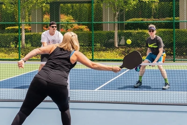 Kỹ thuật third shot drop giúp người mới chơi Pickleball ổn định hơn