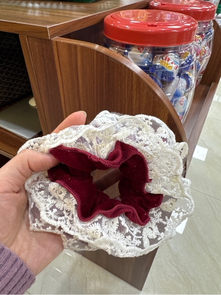 Buộc tóc nhung đỏ