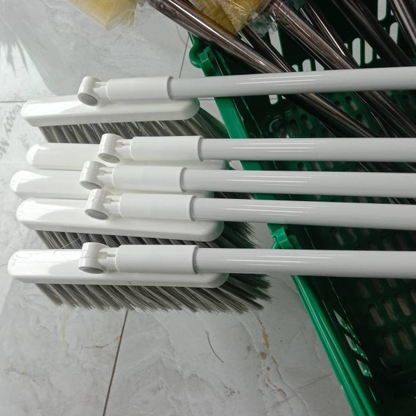 Chổi nhựa cán dài xoay nhiều góc cạnh