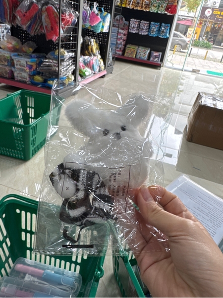 Móc khoá cún đeo khăn ấm