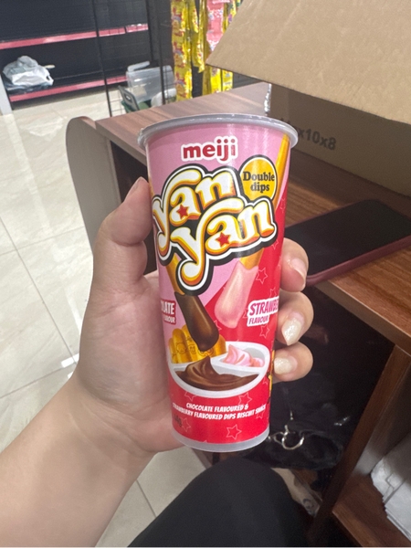 Bánh que YanYan dâu 50g