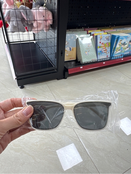 Kính mát gọng vuông