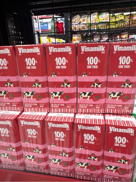 Sữa tiệt trùng VNM dâu 180ml