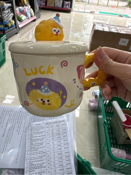 Cốc sứ in hình hoạt hình kèm charm đội mũ CS41