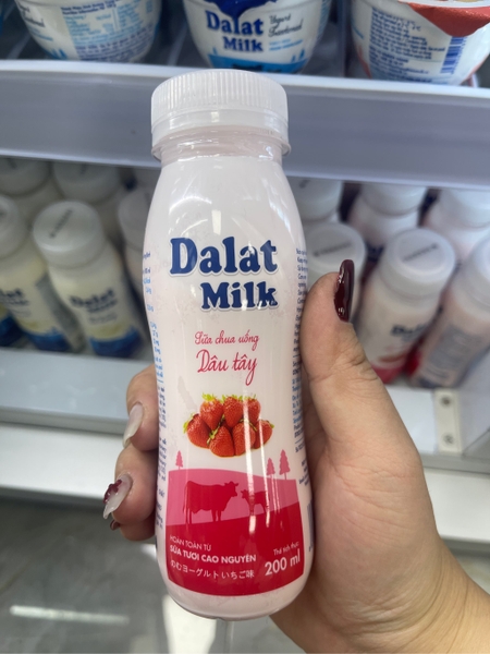 Sữa Chua Uống Dâu Tây Dalat Milk 200ml