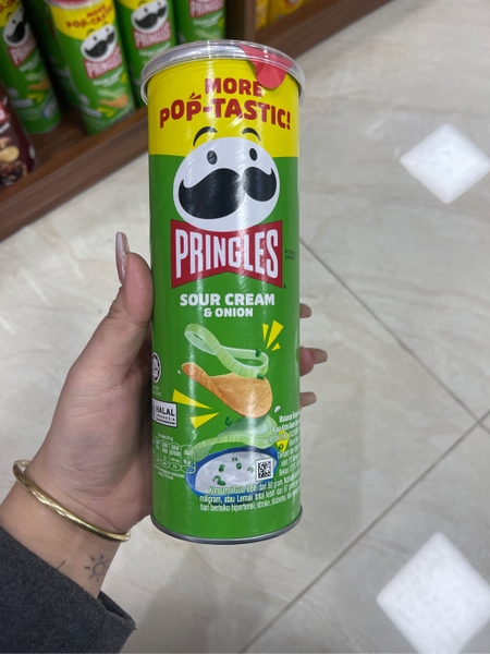 Snack Khoai Tây Pringles Sour Cream & Onion 102 G
