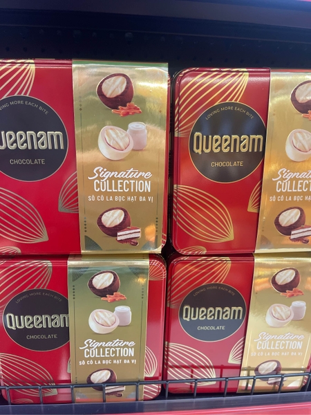 Sô cô la bọc hạt đa vị Signature collection 105g (Sô cô la Đen caramel, Sữa chua, Tiramisu phủ hạnh nhân)