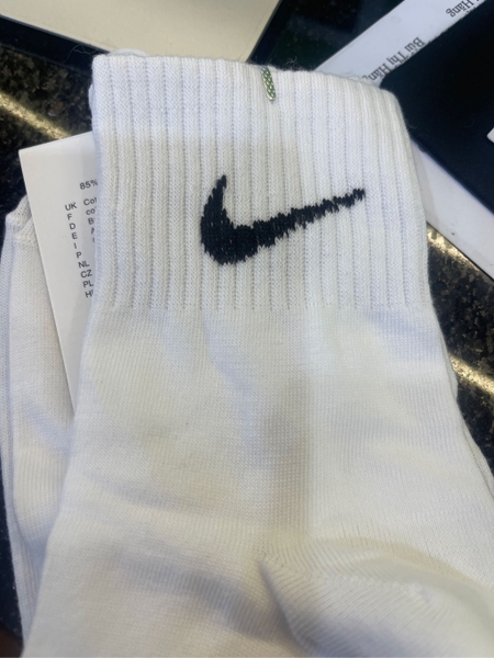 tất NIKE cổ trung loại 1 có màu đen, trắng