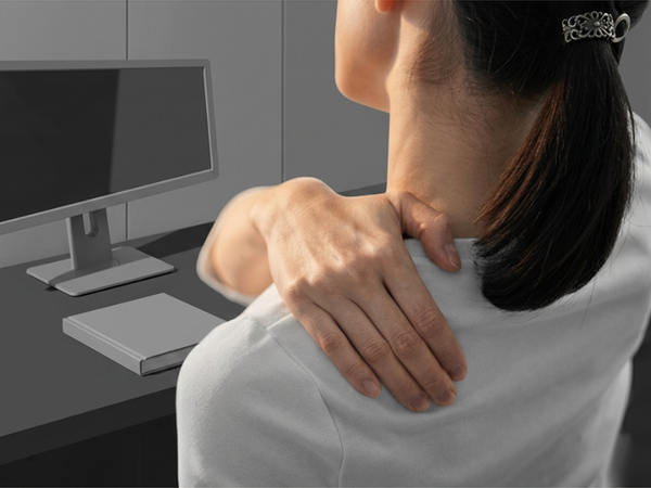 Đau vai gáy do ngồi nhiều – khi nào nên dùng thiết bị massage?
