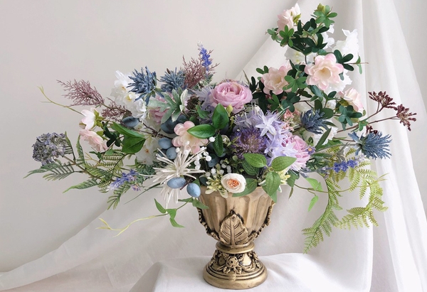 Ý nghĩa của bình hoa lụa trong phòng khách