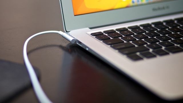 Hướng dẫn cách sạc pin laptop đúng cách