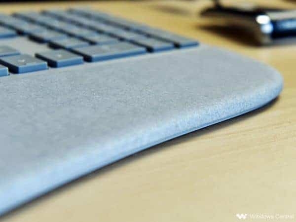 Hướng dẫn vệ sinh bàn phím vải Alcantara Surface Laptop