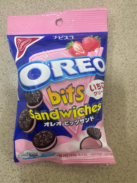 Bánh Quy Kem Dâu Oreo Bits Sandwich - Nhật 65g