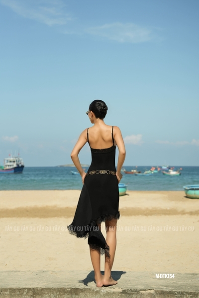 Đầm Hai Dây Vạt Xéo Phối Ren NIKKA Taygu | DTK154