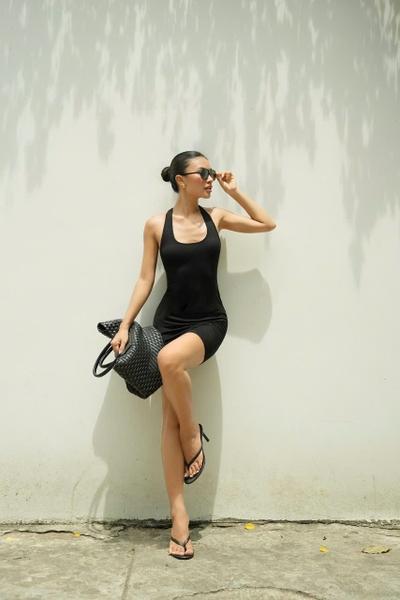 Đầm Thun Đen Ngắn Cổ U Tròn Chéo Lưng HOTSA Taygu | DTK157
