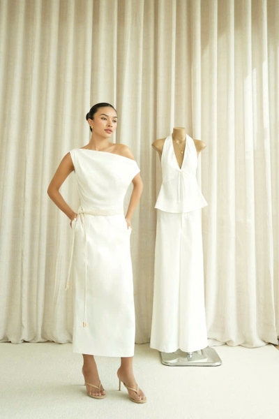 Đầm Trắng Lệch Vai Linen Thanh Lịch VELLA Taygu | DTK170