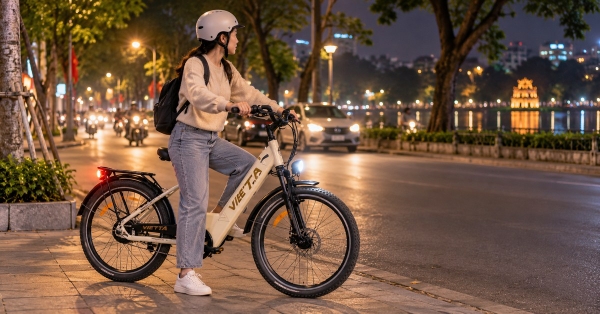 Đi xe đạp trợ lực ban đêm: 8 lưu ý về đèn, tầm nhìn và an toàn