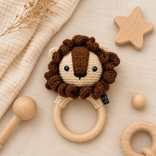 KID & BABY - Macrame Rattle With Wooden Handle in Lion