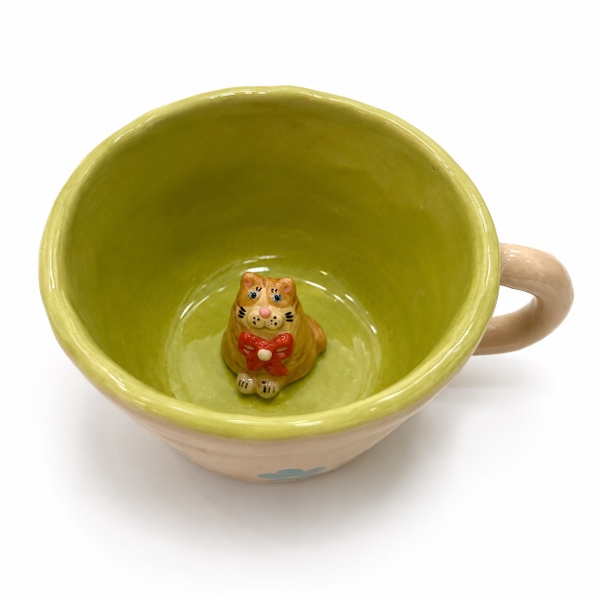 LINDO CRAFTS - Bow & Flower Mug in Green With Orange Cat Inside