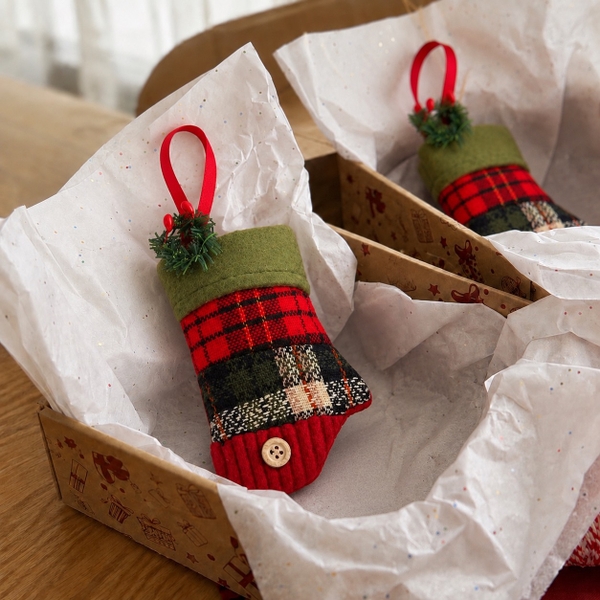 CHRISTMAS - Quilt Ornament in Mitten
