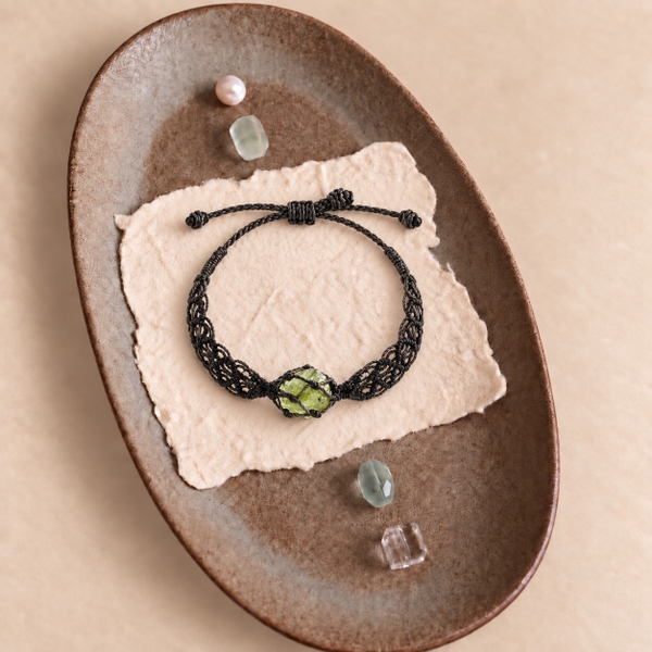 MERAKI TOWN - Single Stone Bracelet in Peridot