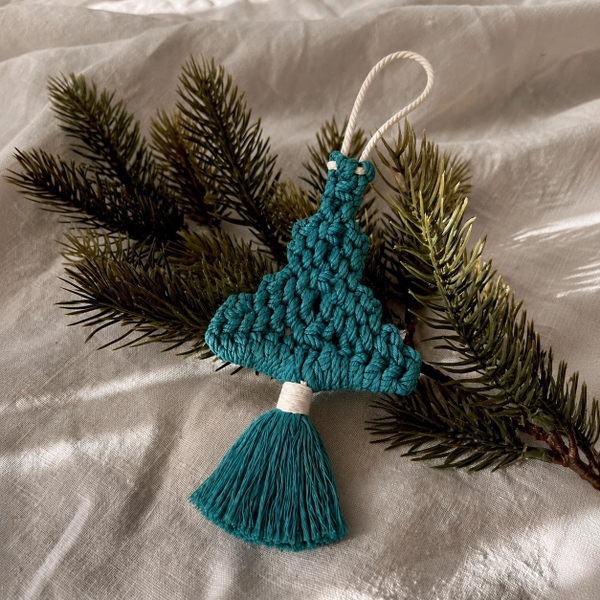 CHRISTMAS - Macrame Ornament in Dark Green Pine Tree