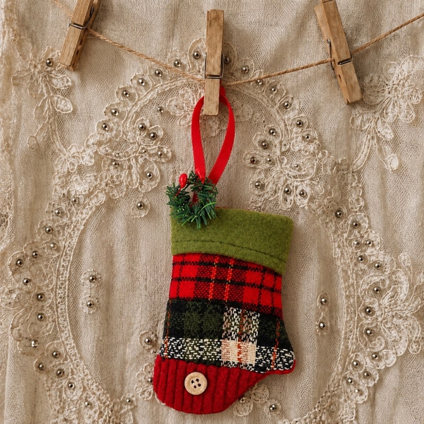 CHRISTMAS - Quilt Ornament in Mitten