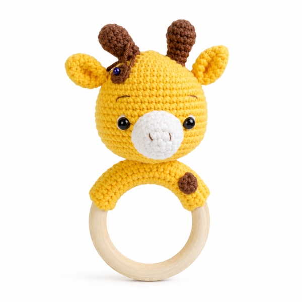 KID & BABY - Macrame Rattle With Wooden Handle in Giraffe