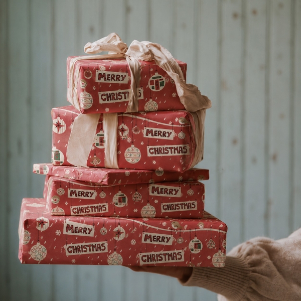 TIỆM CÁ TRỨNG - 'Bauble Garland' Christmas Wrapping Paper