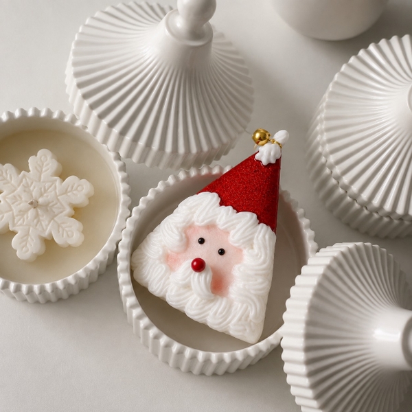GỌN -  Triangle Santa Christmas Candle