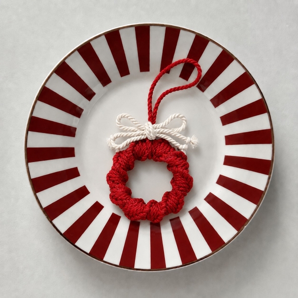 Macrame CHRISTMAS Ornament - Wreath in Red With White Bow