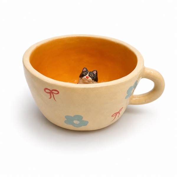 LINDO CRAFTS - Flower & Bow Mug in Orange With Cat Inside