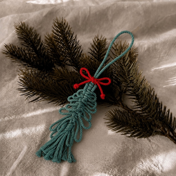 Macrame CHRISTMAS Ornament - CHRISTMAS Tree in Dark Green With Red Bow
