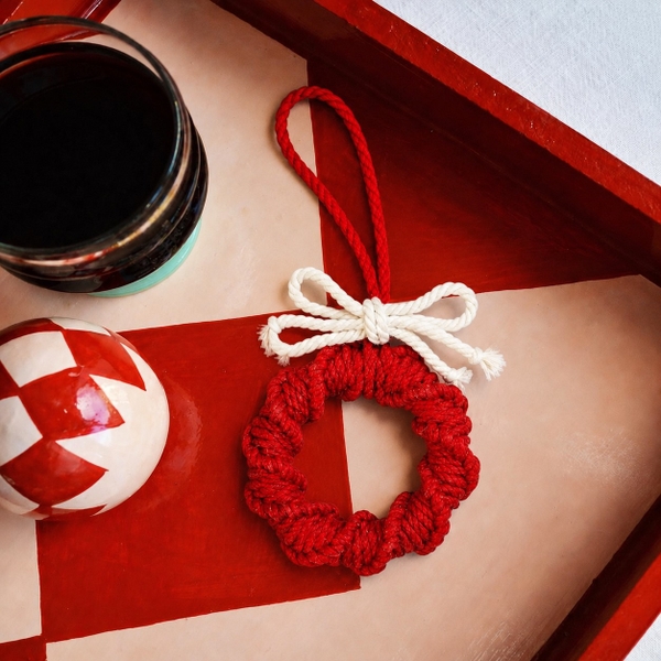 Macrame CHRISTMAS Ornament - Wreath in Red With White Bow