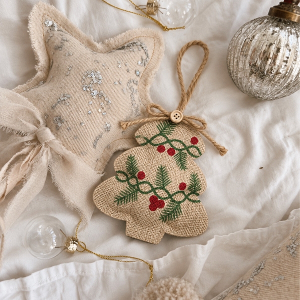 CHRISTMAS - Jute Ornament in Pine Tree