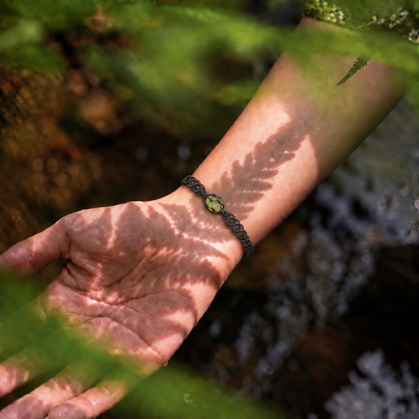 MERAKI TOWN - Single Stone Bracelet in Peridot