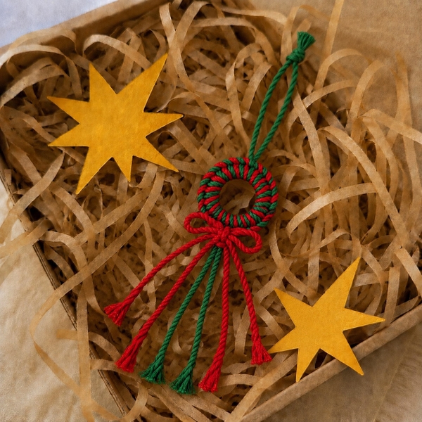 Macrame Christmas Ornament - Wreath in Red & Green